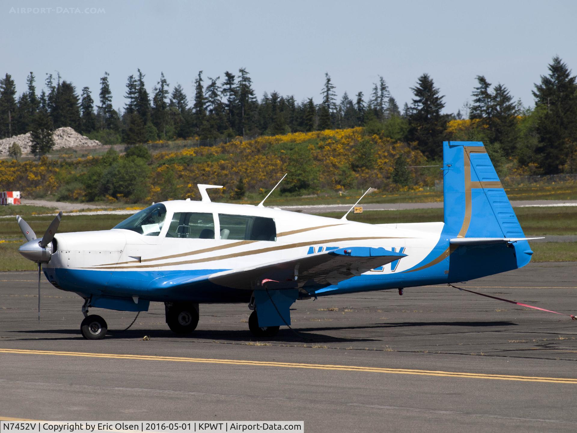 N7452V, 1975 Mooney M20F Executive C/N 22-1229, Mooney M20F at Bremerton.