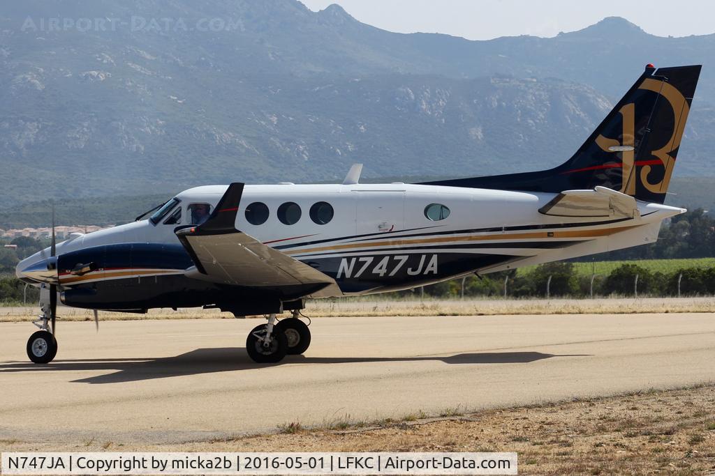N747JA, Beech C90 King Air C/N LJ-1595, Taxiing