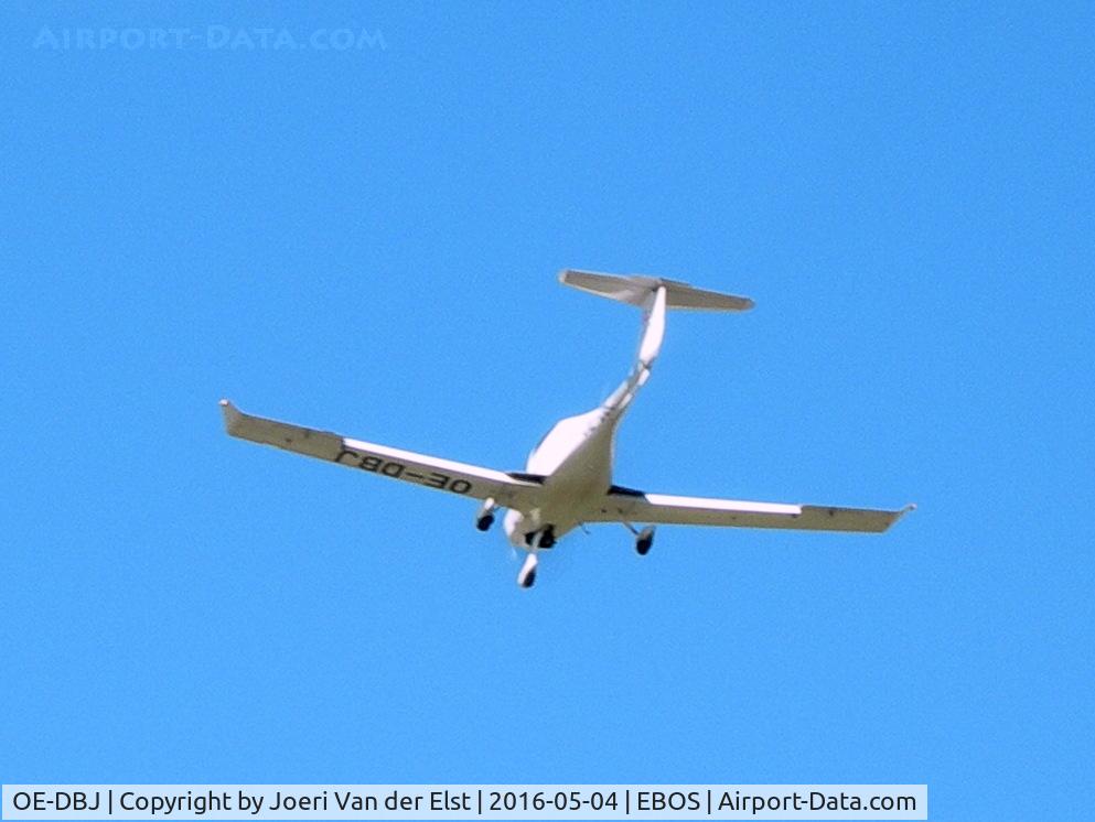 OE-DBJ, 2007 Diamond DA-40TDI Diamond Star C/N D4.317, Moments before touchdown rwy 26
