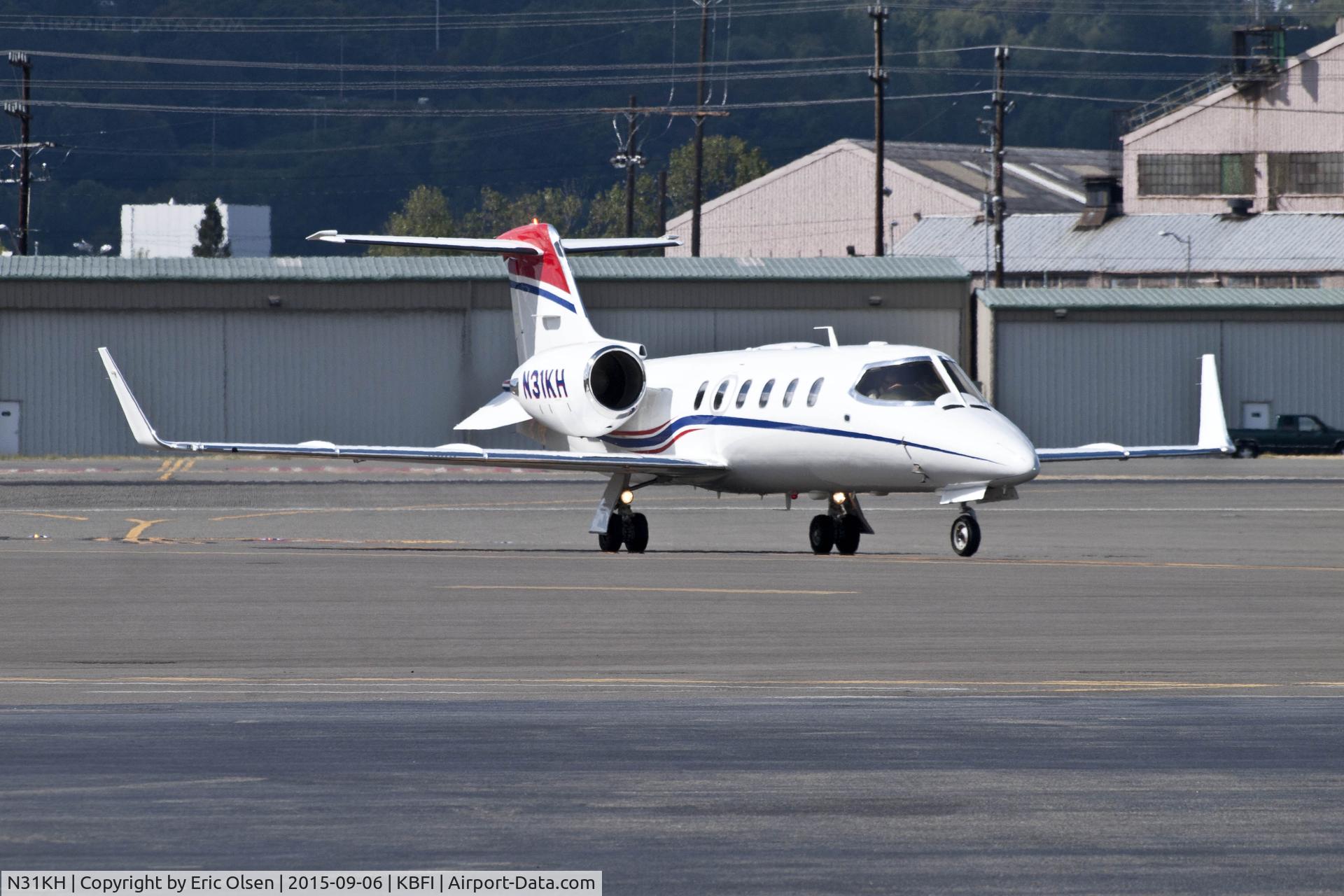 N31KH, 1999 Learjet Inc 31A C/N 173, Learjet 31A taxing in at Boeing Field.