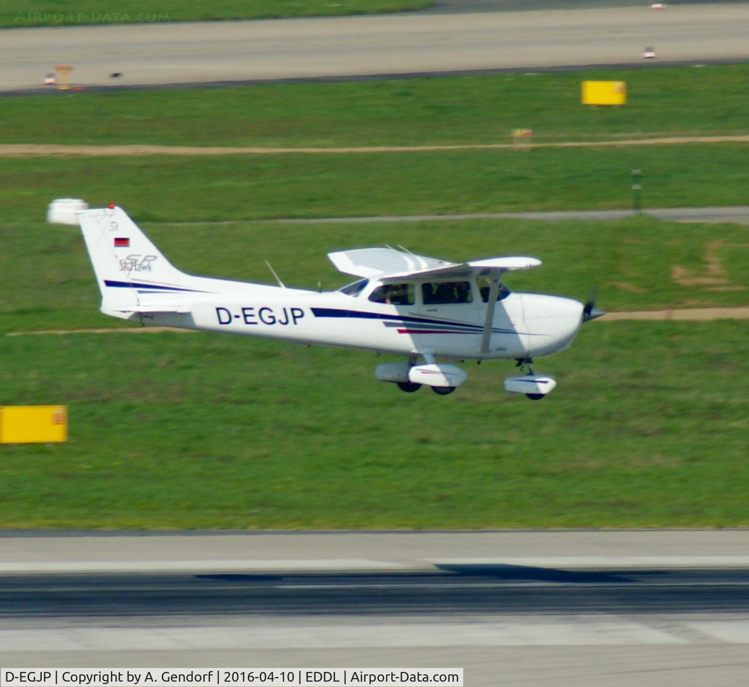 D-EGJP, 2001 Cessna 172S Skyhawk SP C/N 172S8814, JP Flugschule (untitled), is here overflying RWY 05R at Düsseldorf Int'l(EDDL)