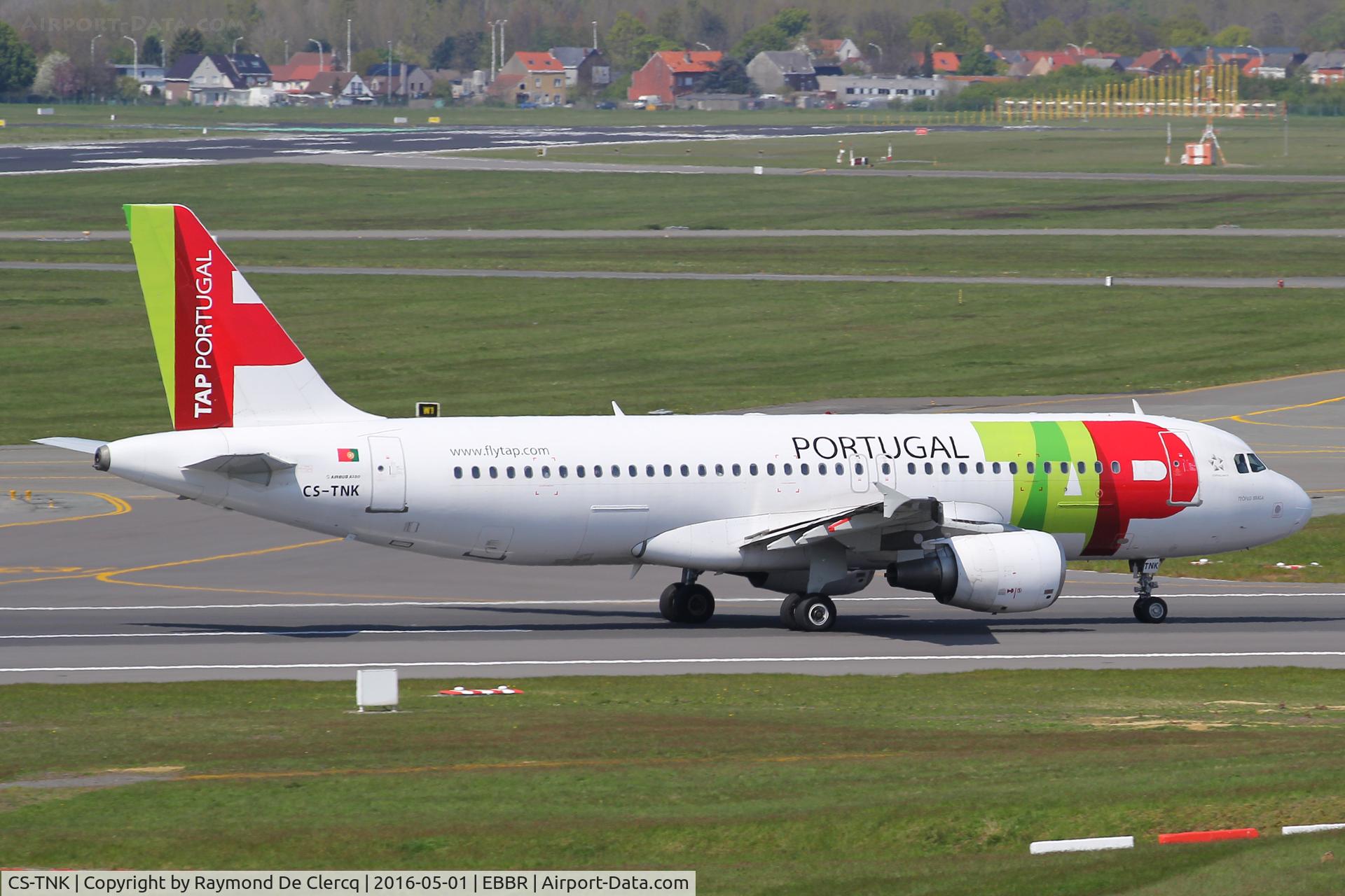 CS-TNK, 2000 Airbus A320-214 C/N 1206, Take off on rwy 07R.