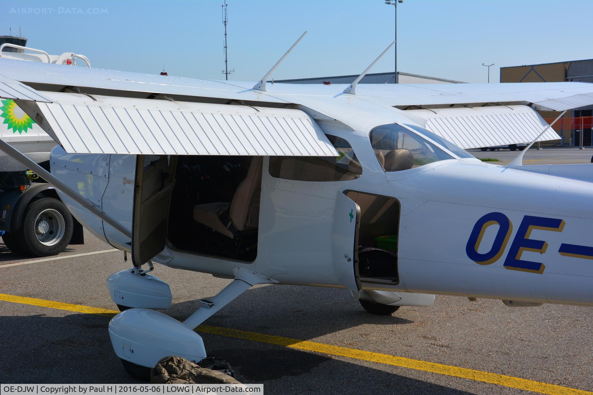OE-DJW, 2007 Cessna 172R C/N 17281517, Preparing the plane