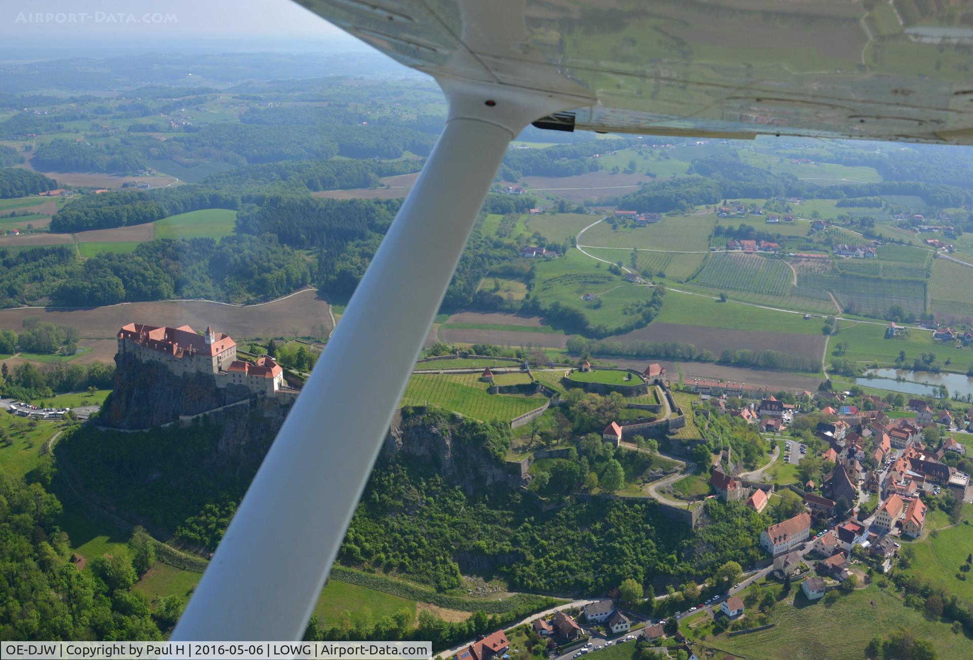 OE-DJW, 2007 Cessna 172R C/N 17281517, Flying over castle Riegersburg in Styria, Austria