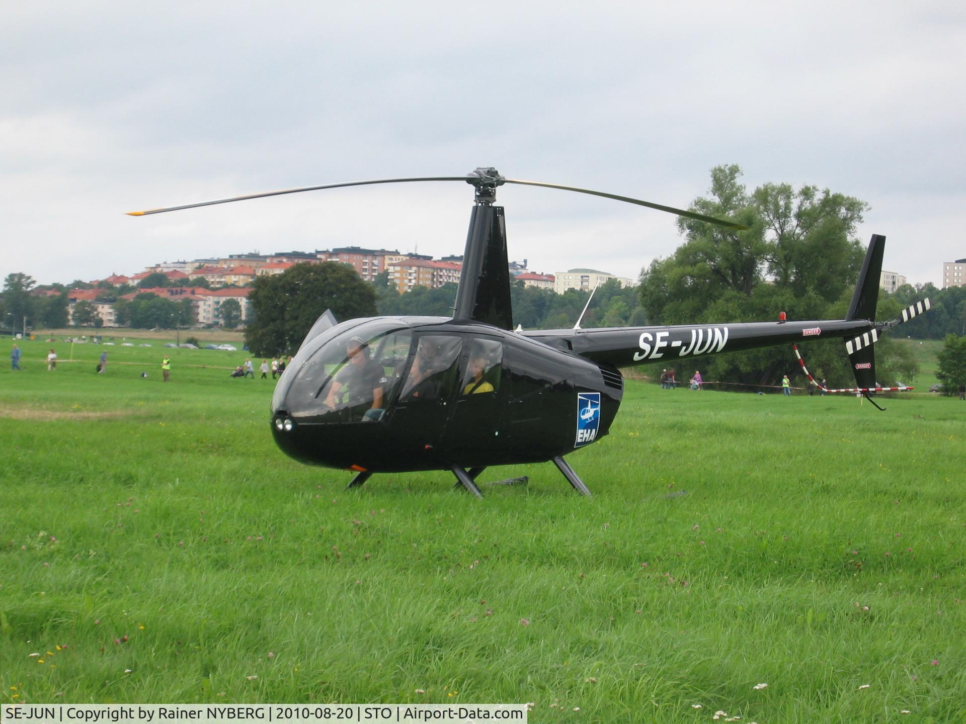 SE-JUN, Robinson R44 II C/N 12553, SE-JUN @ Ladugårdsgärdet