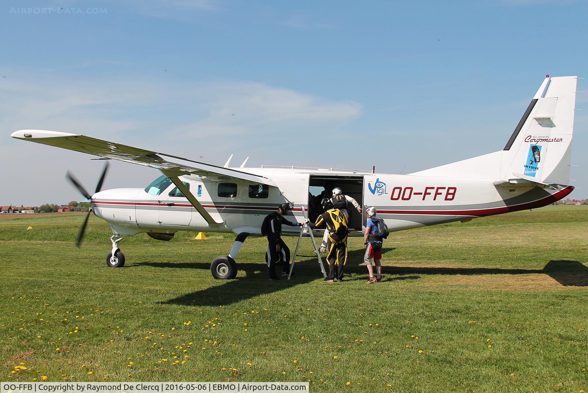 OO-FFB, 2000 Cessna 208B Super Cargomaster C/N 208B0834, Skydivers boarding at Moorsele.