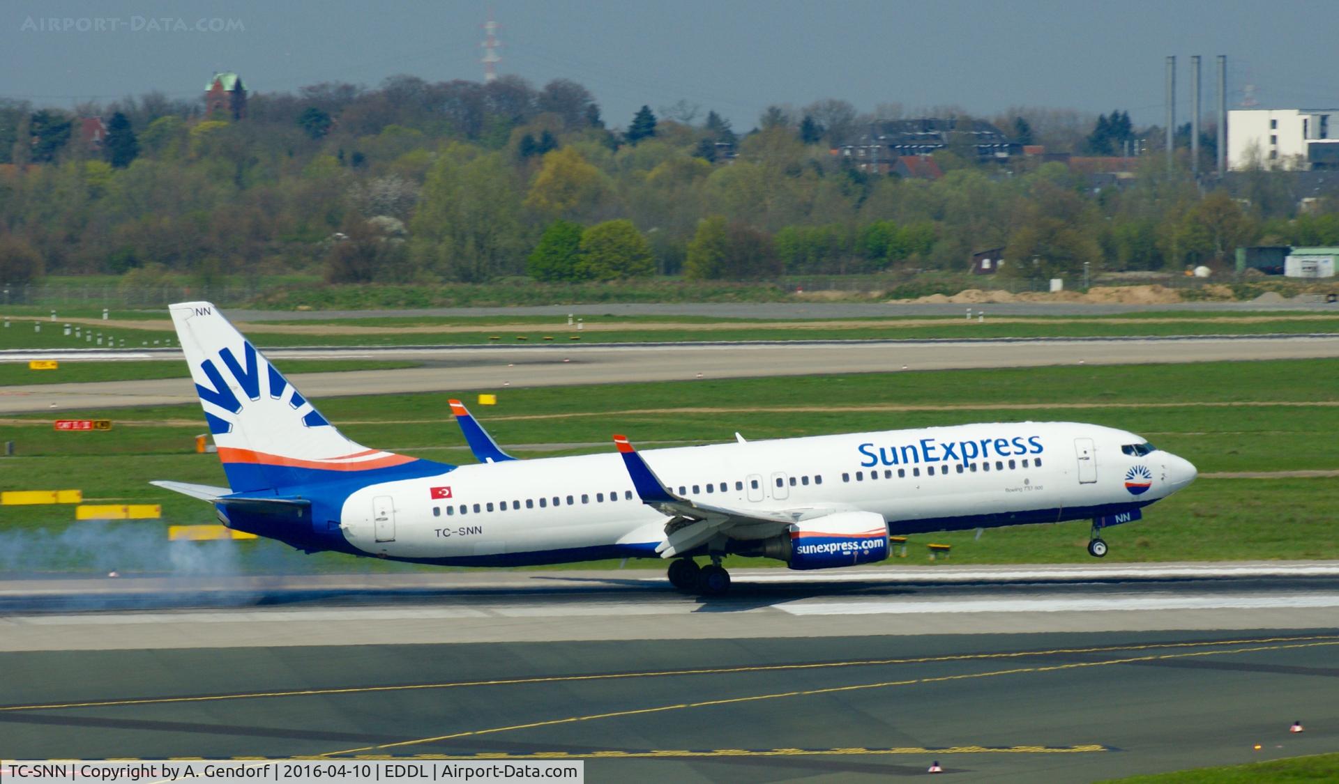 TC-SNN, 2010 Boeing 737-8HC C/N 40775, Sun Express, is here burning some rubber while landing at Düsseldorf Int'l(EDDL)