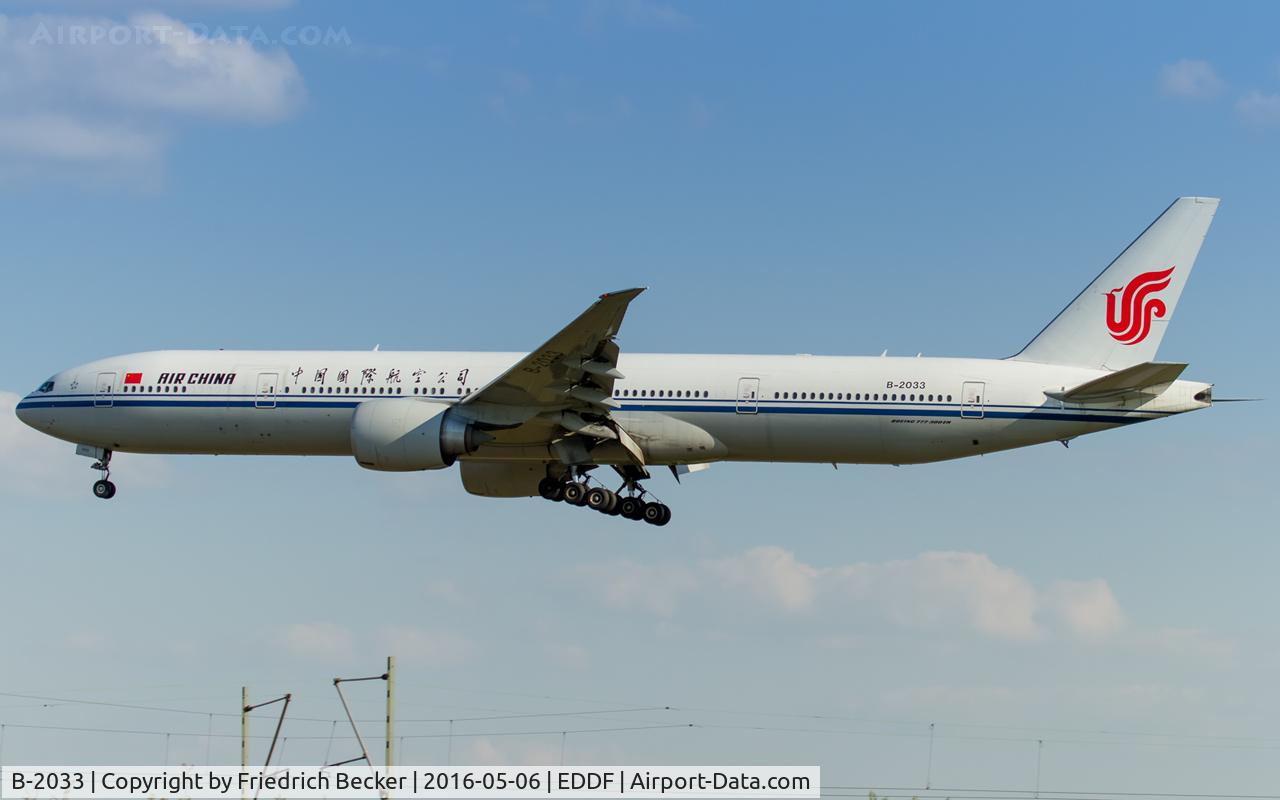 B-2033, 2012 Boeing 777-39L/ER C/N 38673, on final RW07L