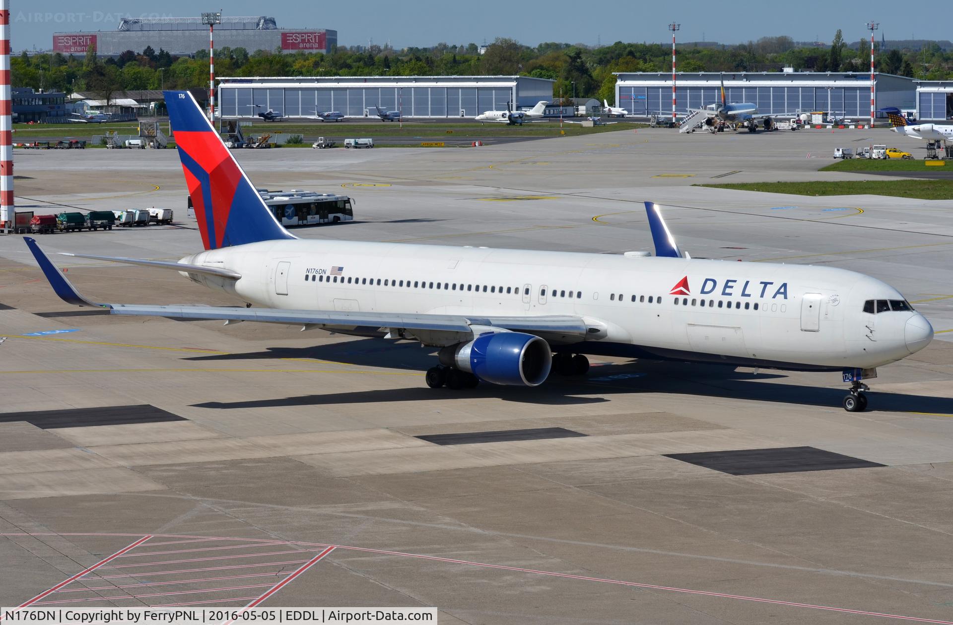 N176DN, 1990 Boeing 767-332 C/N 25061, Delta B763 taxiing for the active.