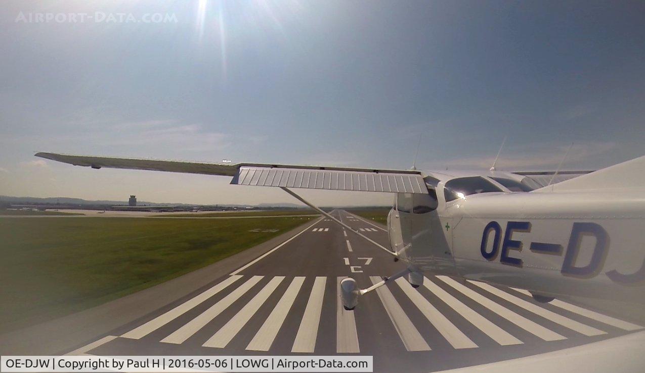 OE-DJW, 2007 Cessna 172R C/N 17281517, Landing on Rwy 17C at LOWG