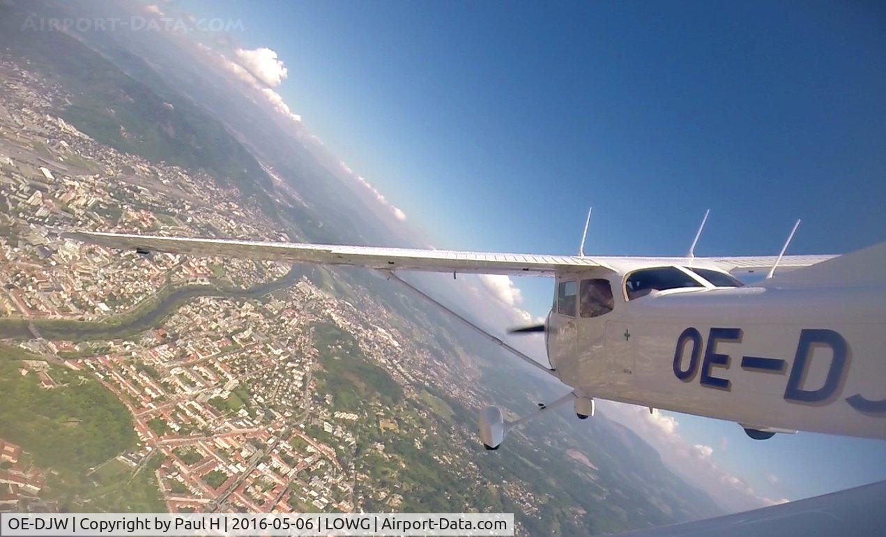 OE-DJW, 2007 Cessna 172R C/N 17281517, Cessna making a steep turn over Graz before landing at LOWG, Austria