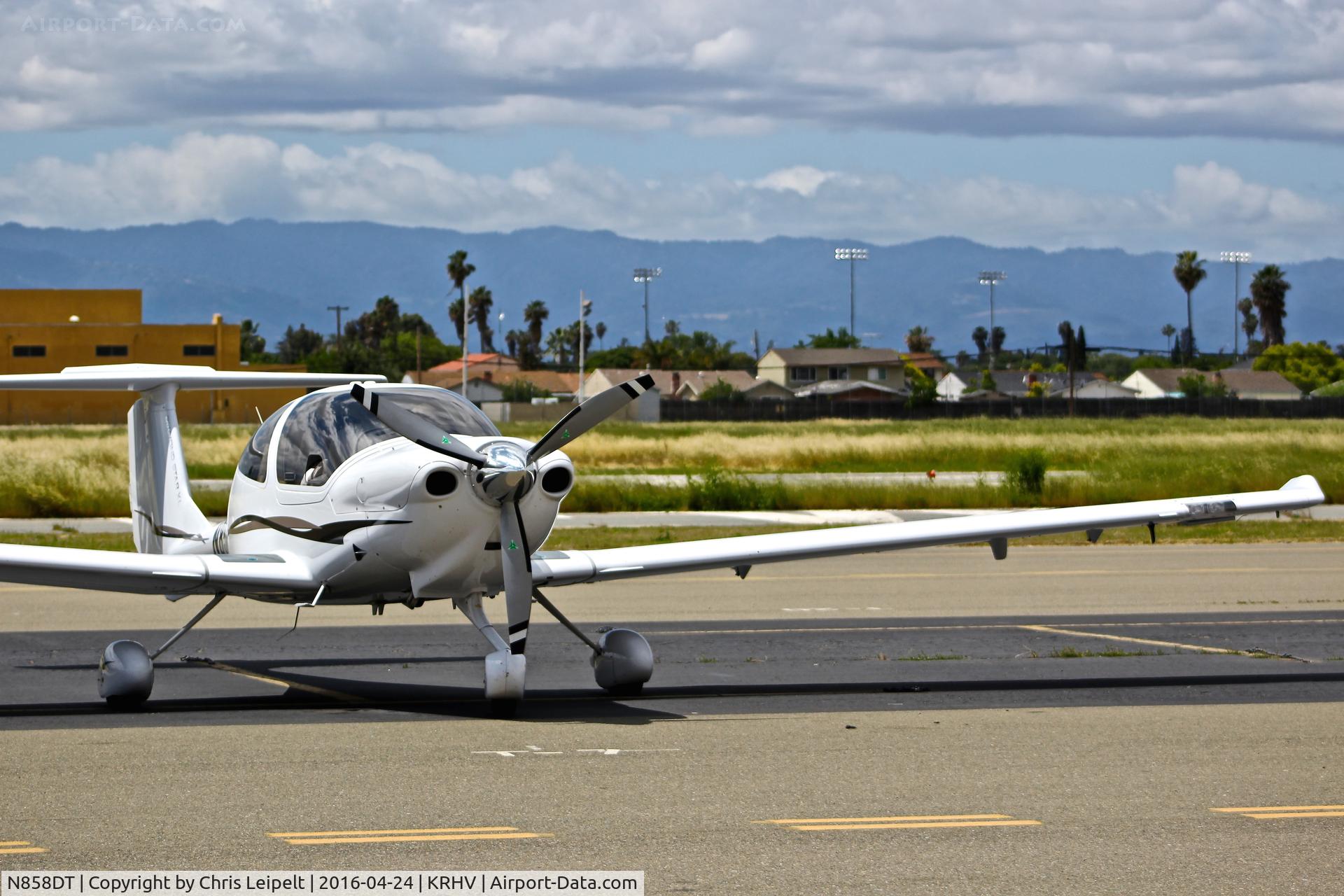 N858DT, Diamond DA-40 Diamond Star C/N 40.748, California-based Diamond Star 40 visiting at Reid Hillview Airport, San Jose, CA.