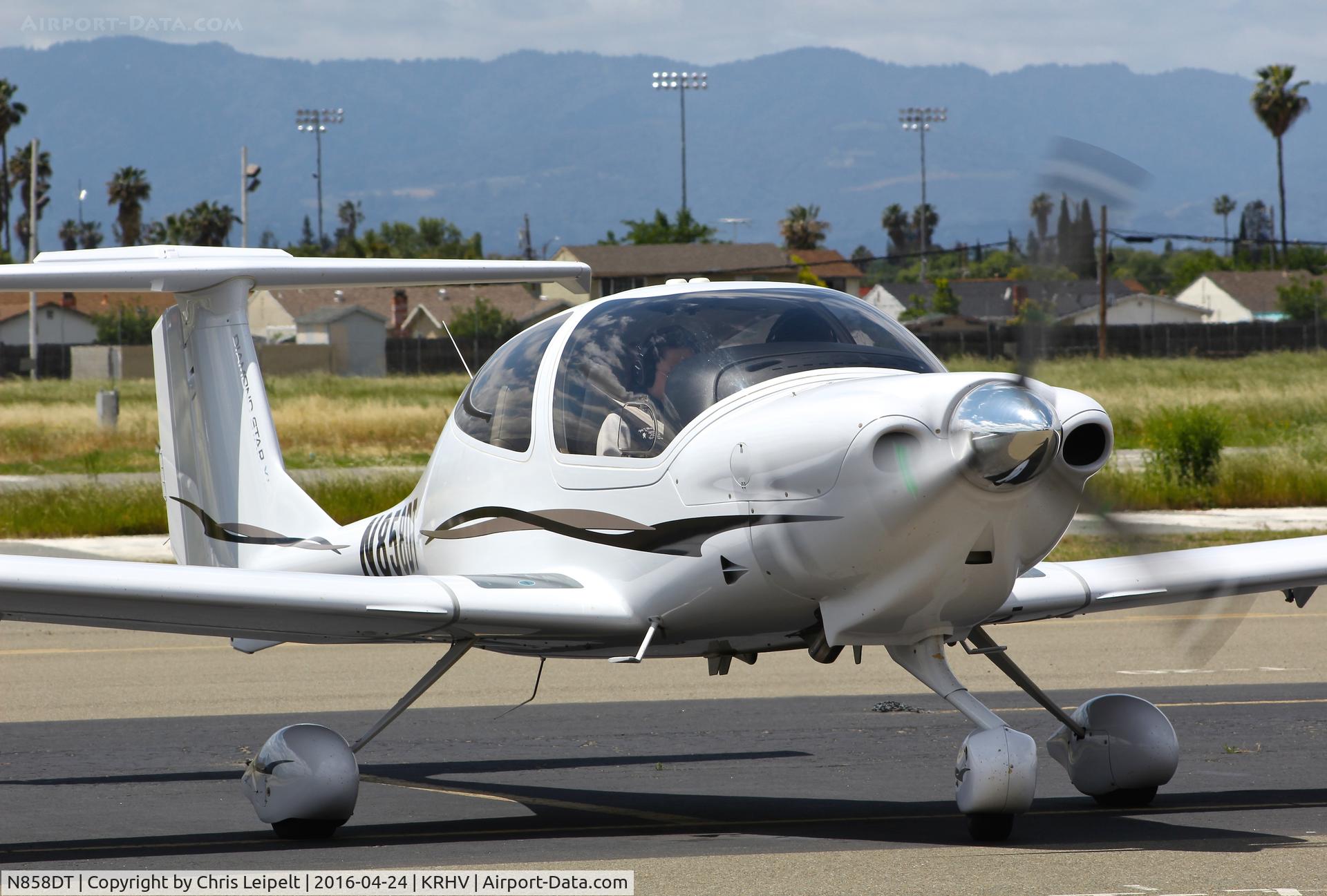 N858DT, Diamond DA-40 Diamond Star C/N 40.748, California-based Diamond Star 40 all started up and ready for taxi out and departure at Reid Hillview Airport, San Jose, CA.