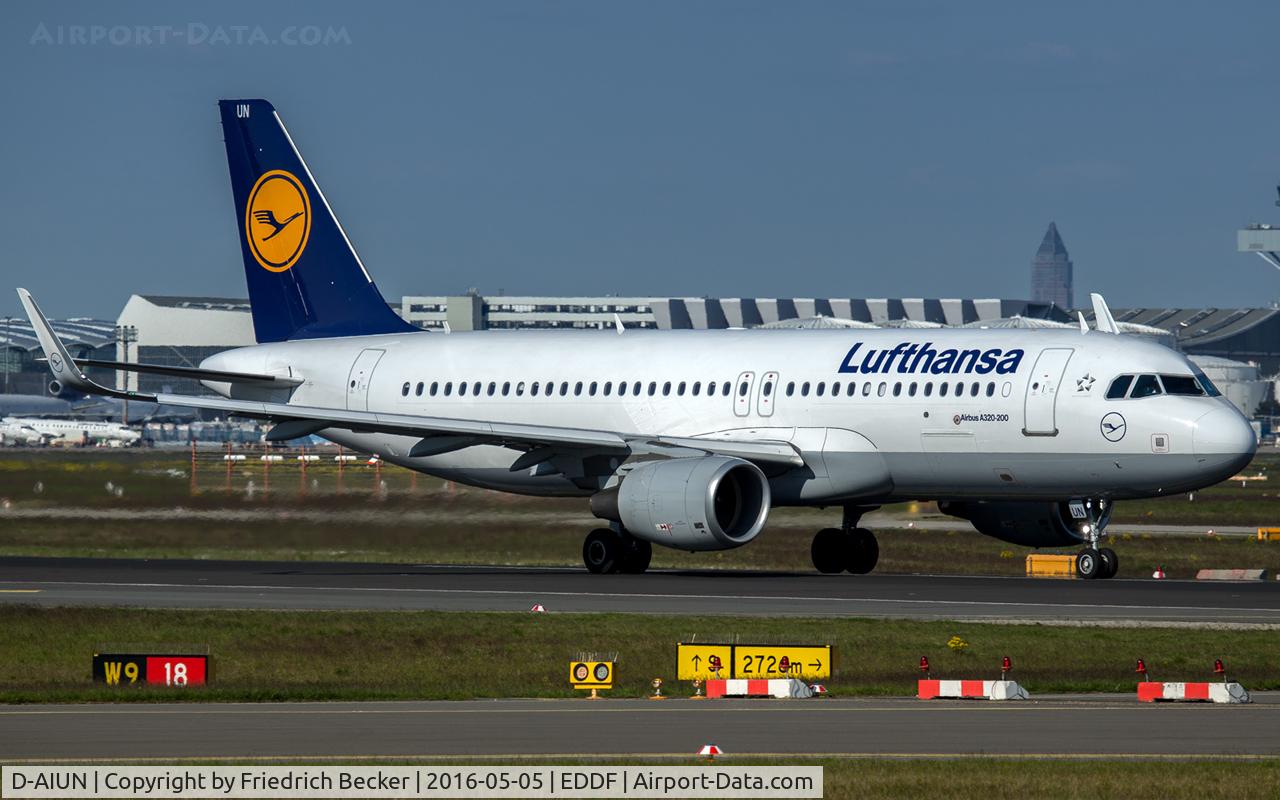 D-AIUN, 2015 Airbus A320-214 C/N 6549, departure via RW18W