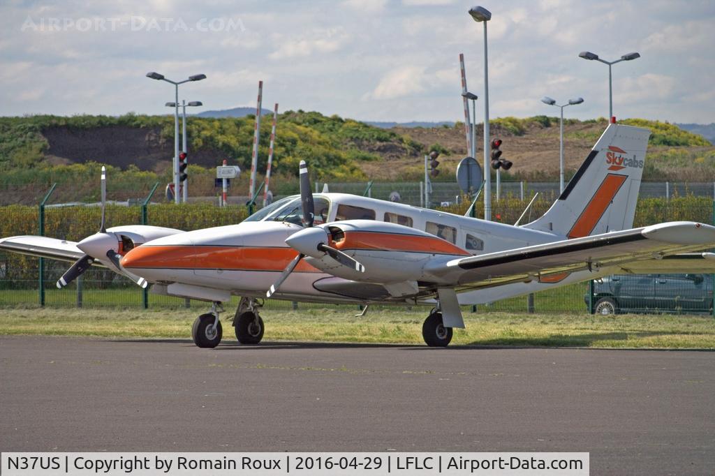 N37US, 1980 Piper PA-34-200T Seneca II C/N 34-8070111, Parked