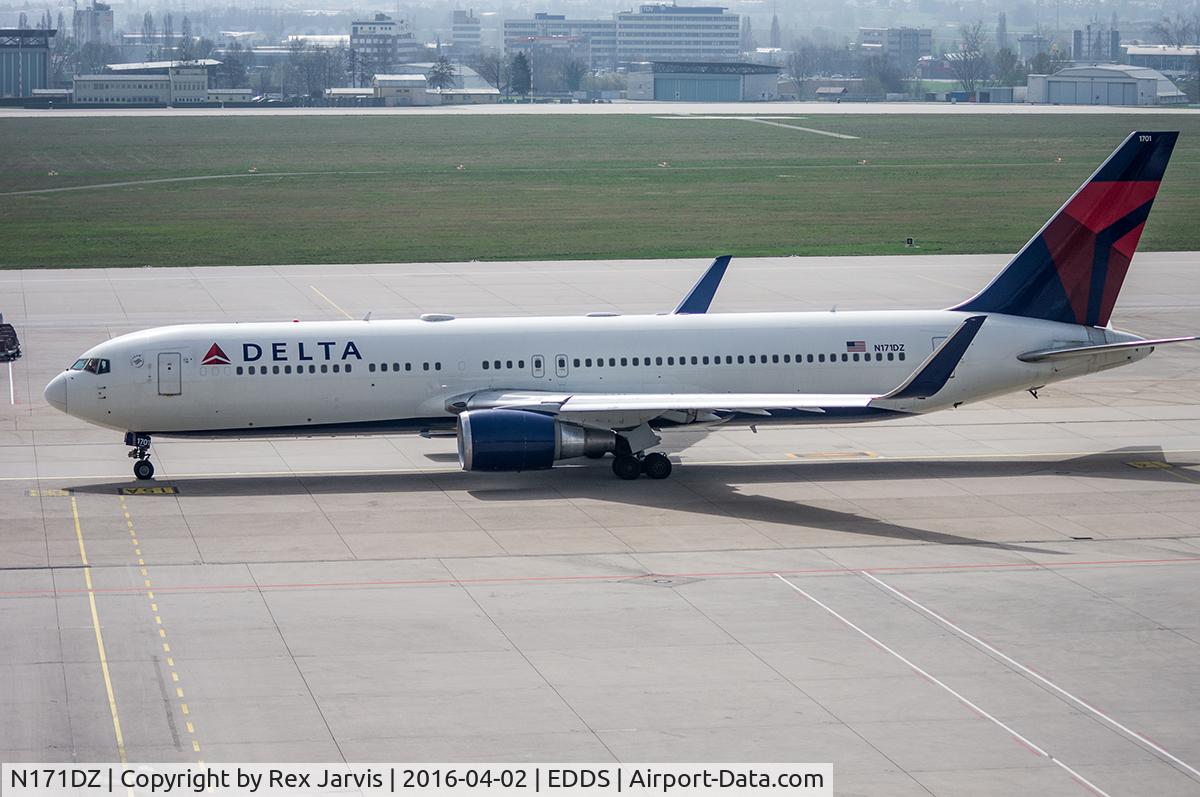 N171DZ, 1998 Boeing 767-332 C/N 29690, Taxiing at STR ready to leave for Atlanta.