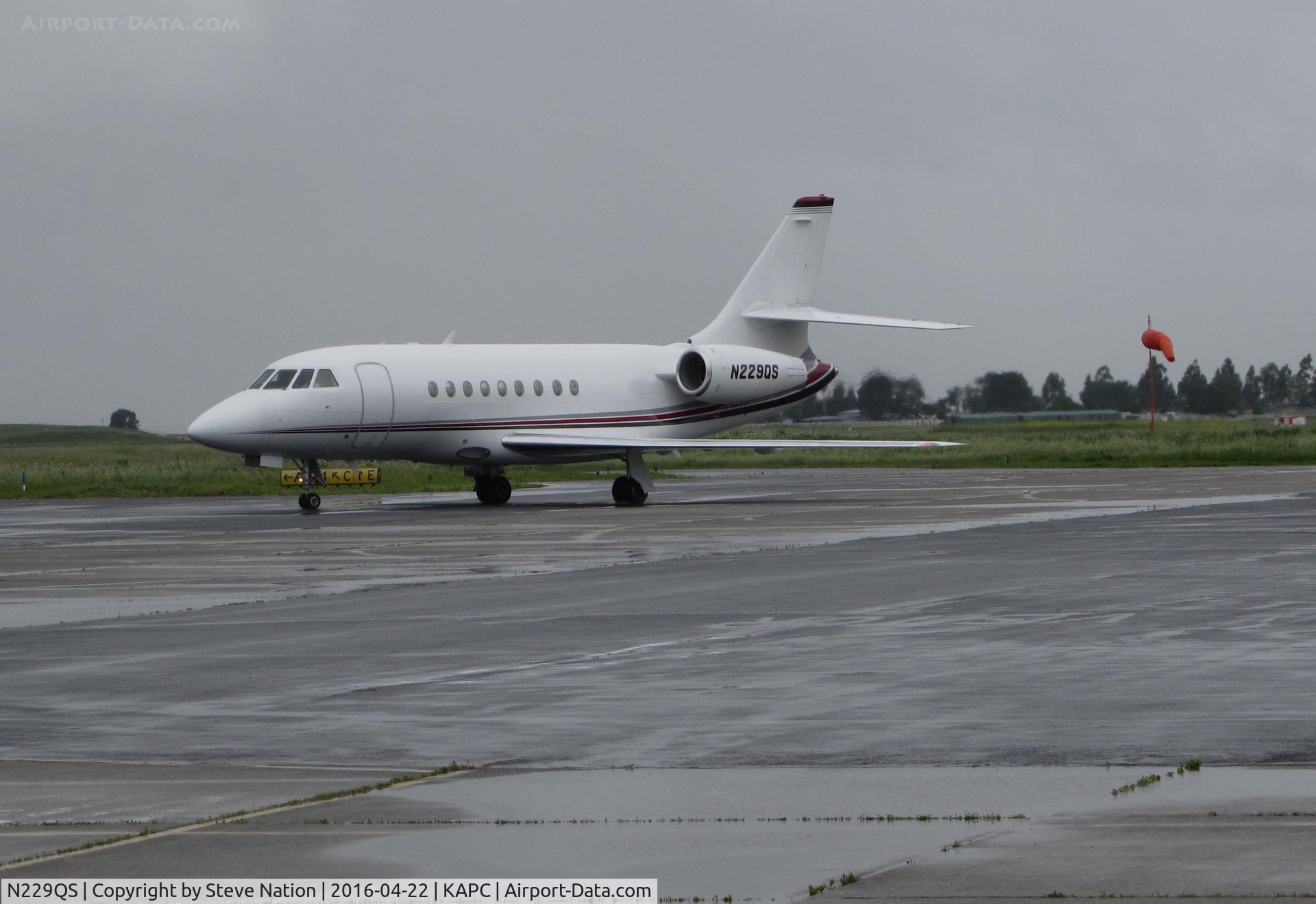N229QS, 2001 Dassault Falcon 2000 C/N 129, NetJets 2001 Dassault Falcon 2000 arriving from KSMO @ rainy Napa County Airport, CA