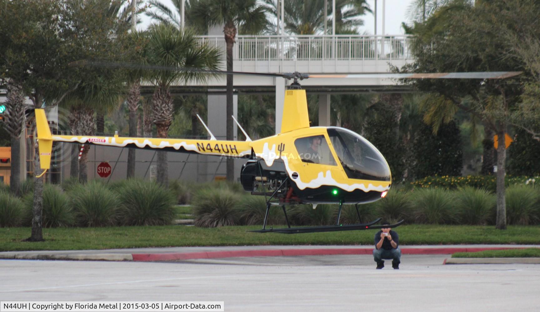 N44UH, Robinson R22 C/N 4677, Robinson R22 at Heliexpo