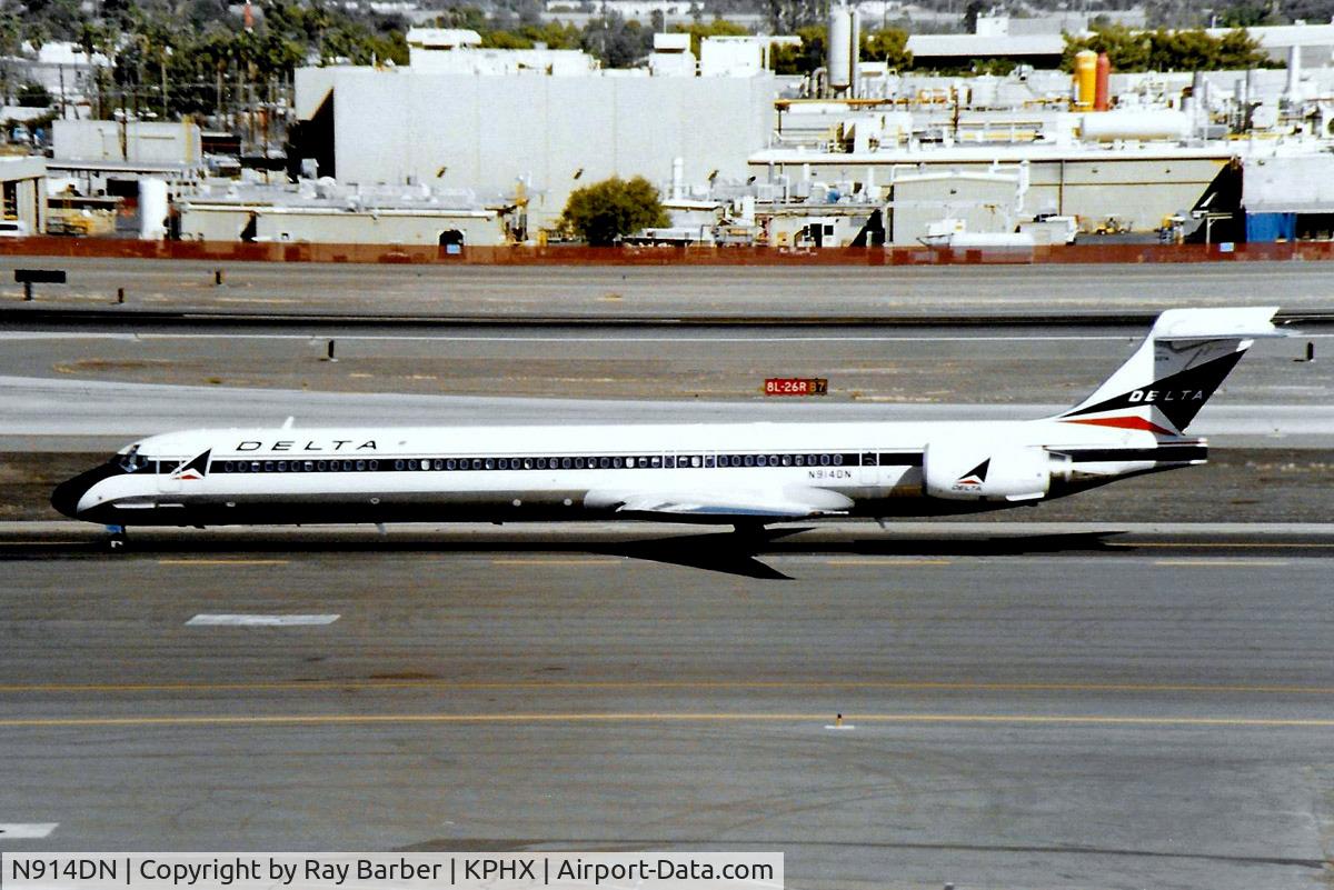 N914DN, 1996 McDonnell Douglas MD-90-30 C/N 53394, McDonnell Douglas MD-90-30 [53394] (Delta Air Lines) Phoenix-Sky Harbor Int'l~N 18/10/1998