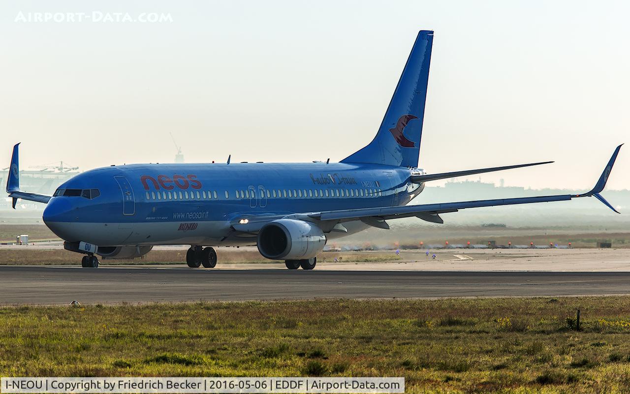 I-NEOU, 2002 Boeing 737-86N C/N 29887, line up prior departure via RW18W