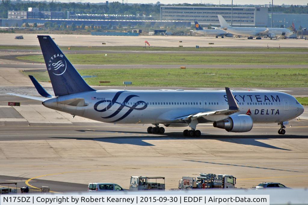 N175DZ, 1999 Boeing 767-332 C/N 29696, Taxiing out for departure