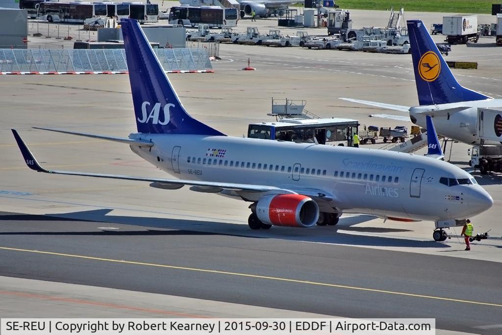 SE-REU, 2002 Boeing 737-76N C/N 33005, Being released for departure