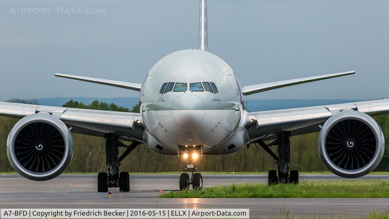 A7-BFD, 2012 Boeing 777-FDZ C/N 41427, taxying to the apron