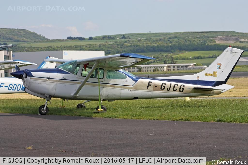 F-GJCG, Cessna R182 Skylane RG C/N R18200340, Parked