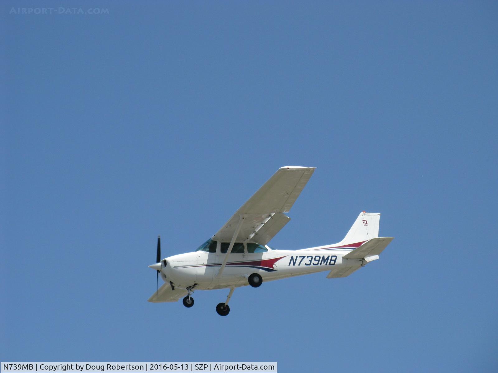 N739MB, 1978 Cessna 172N C/N 17270641, 1978 Cessna 172N SKYHAWK, Lycoming O-320-H2AD 160 Hp. another on final Rwy 22