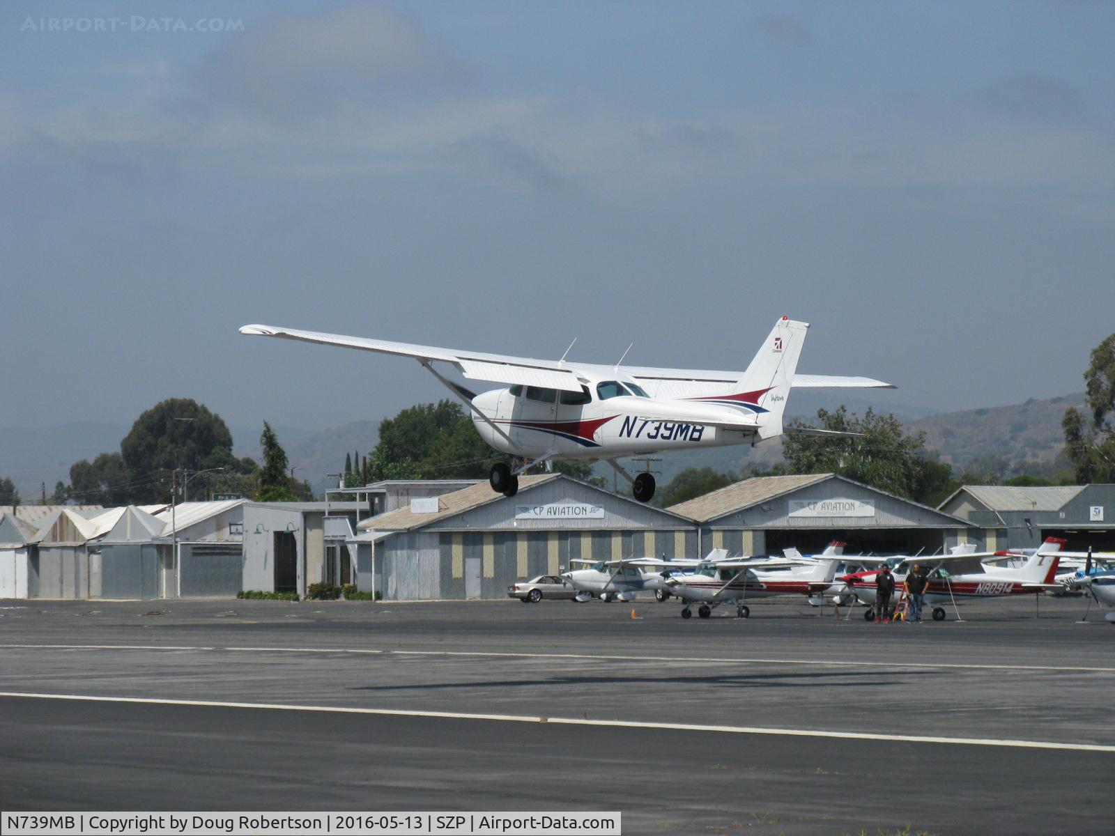 N739MB, 1978 Cessna 172N C/N 17270641, 1978 Cessna 172N SKYHAWK, Lycoming O-320-H2AD 160 Hp, on final Rwy 22 two seconds later