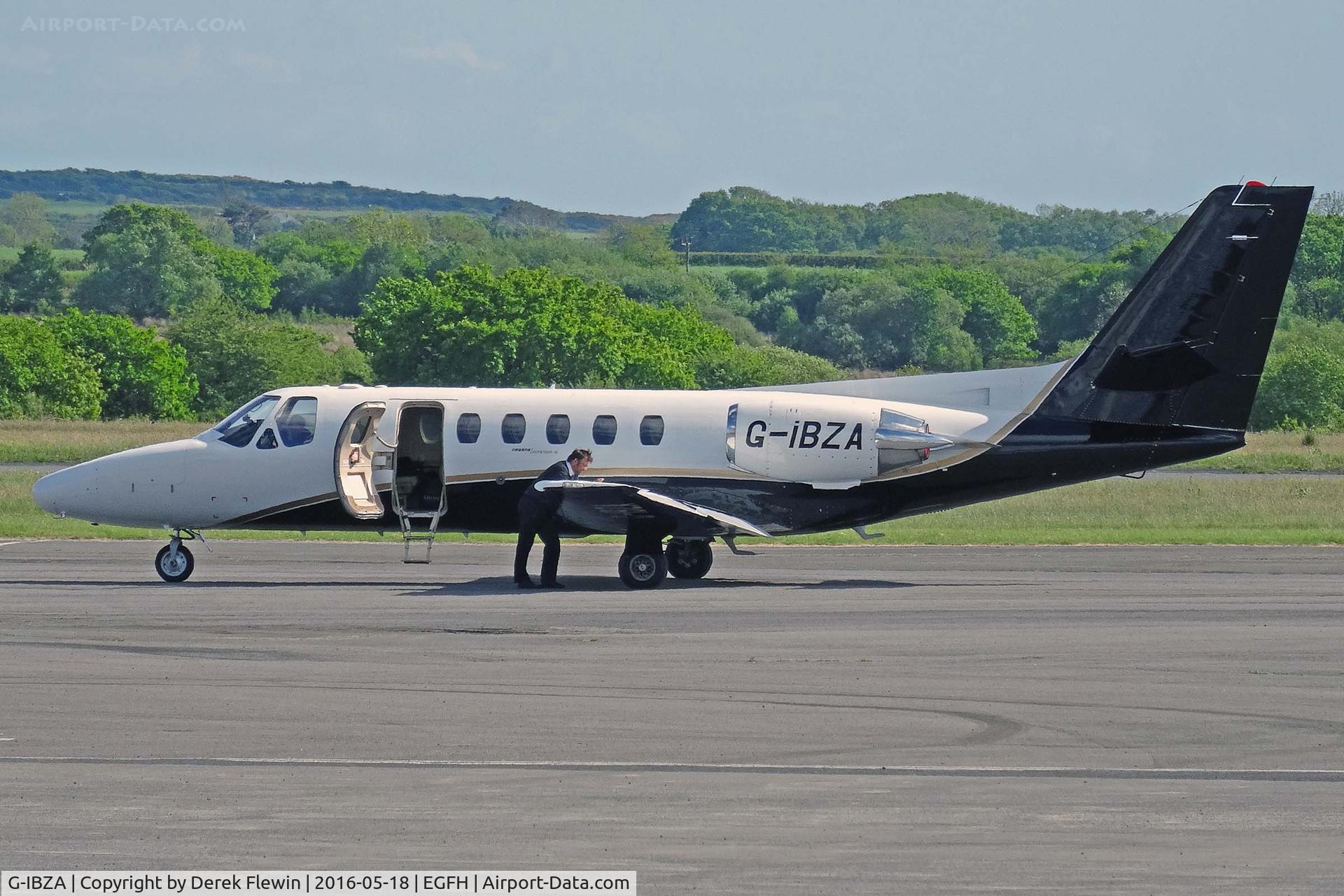G-IBZA, 1991 Cessna 550 Citation II C/N 550-0672, Citation II, Flexflight Biggin Hill based, previously N6763C, PT-OMB, N550PF, G-OTIS, OY-VIS, SE-RHP, seen parked up after dropping off passengers.