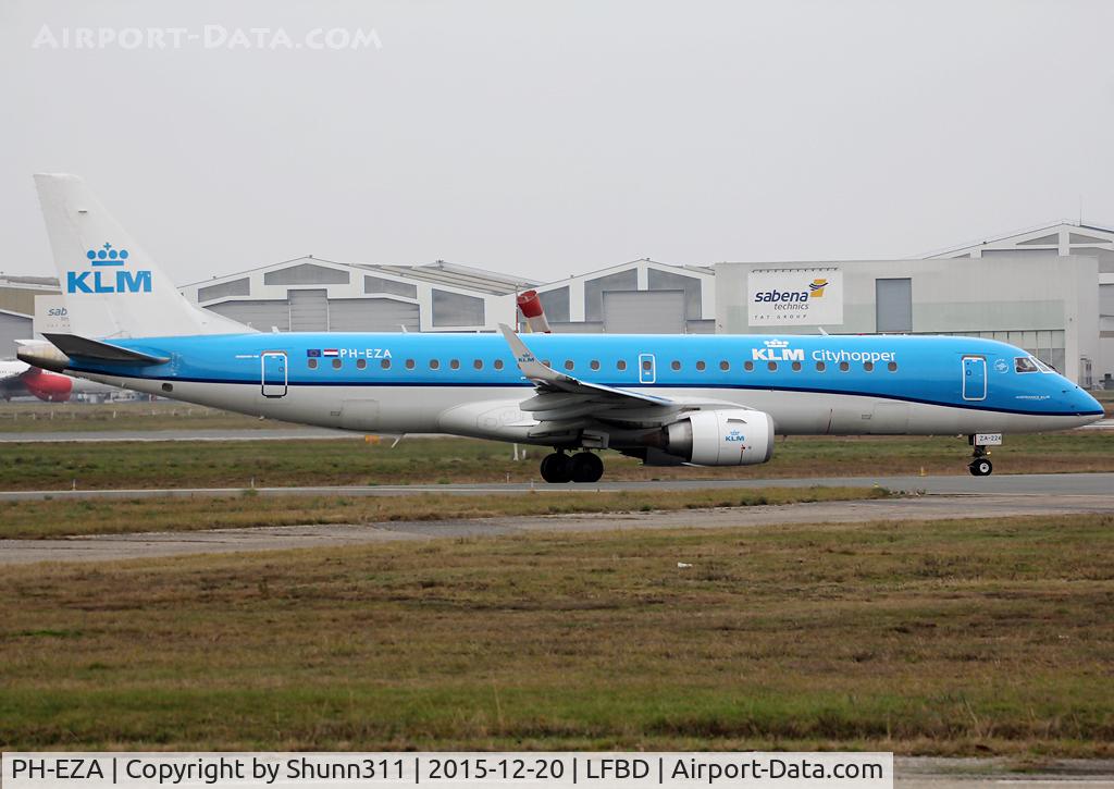 PH-EZA, 2008 Embraer 190LR (ERJ-190-100LR) C/N 19000224, Taxiing holding point rwy 23 for departure...