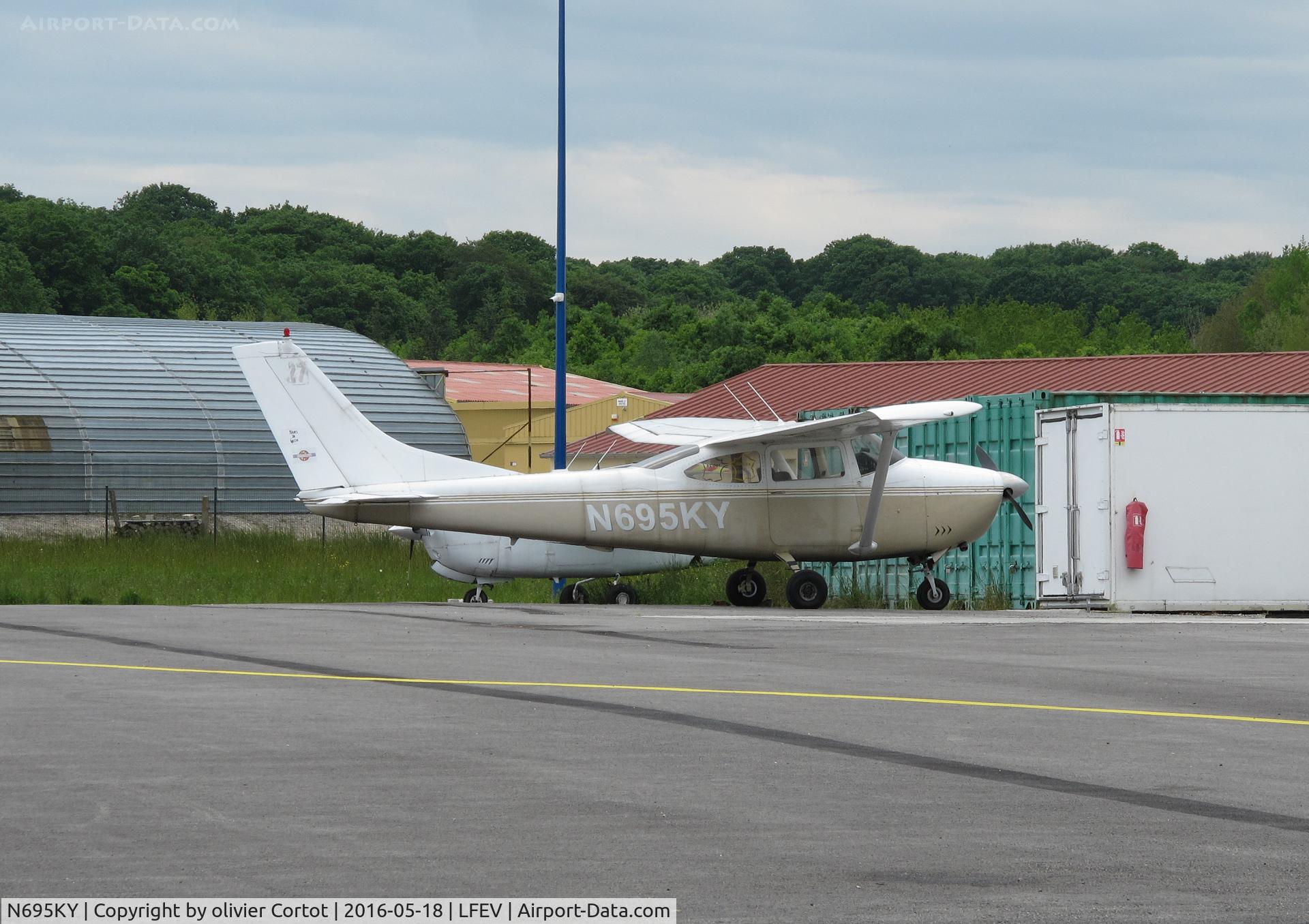 N695KY, Cessna 182G Skylane C/N 182-55263, Gray airport