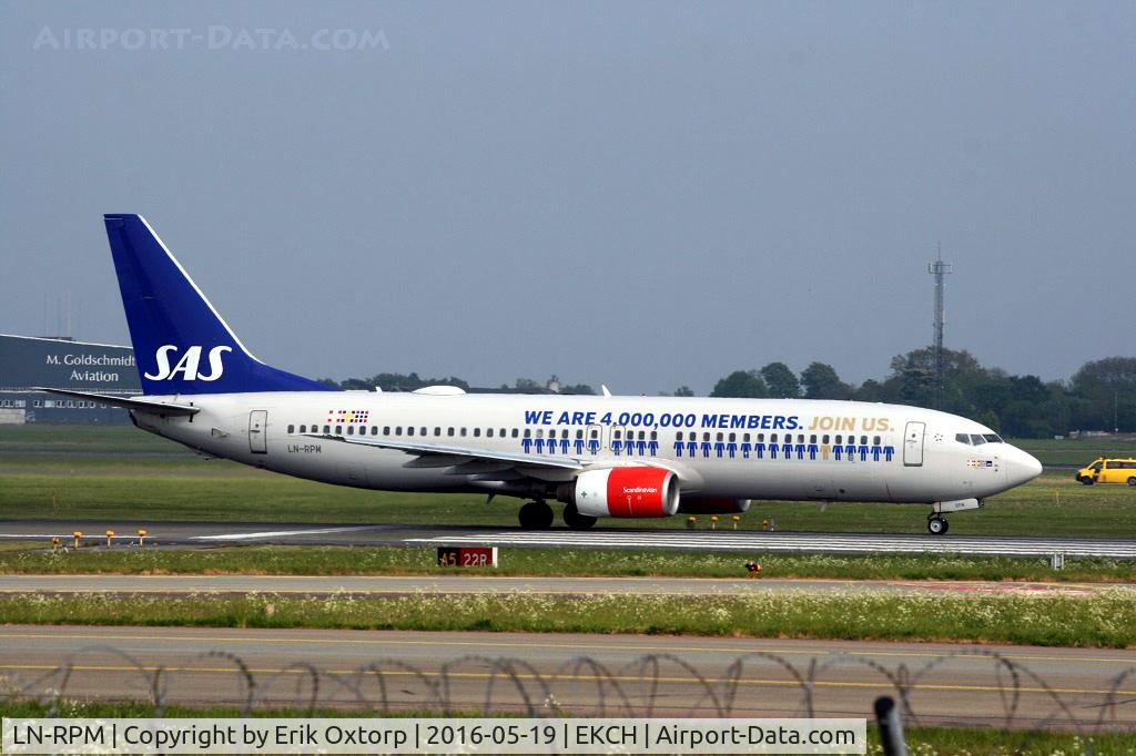 LN-RPM, 2000 Boeing 737-883 C/N 30195, LN-RPM taking off rw 22R