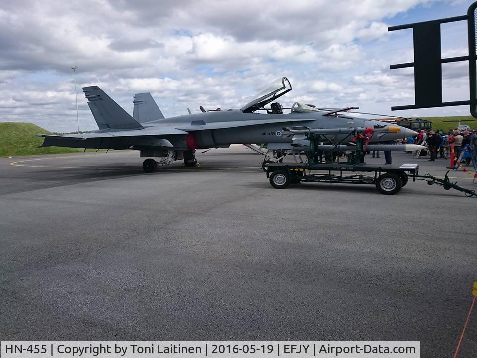 HN-455, McDonnell Douglas F-18C Hornet C/N 1492, Taken during Sotilasilmailusta ammatti -airshow at EFJY airport.