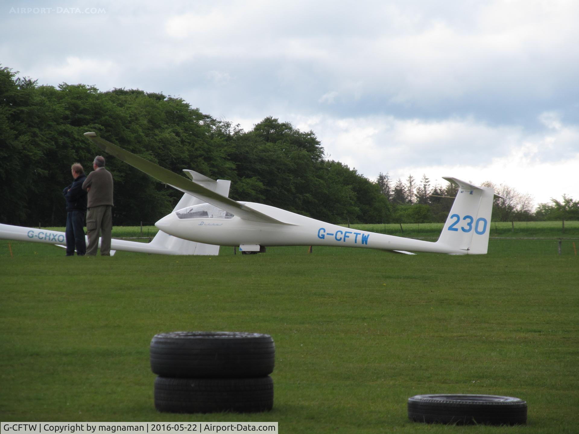 G-CFTW, Schempp-Hirth Discus b C/N 292/1, waiting tug at North Hill, Nr. Dunkeswell