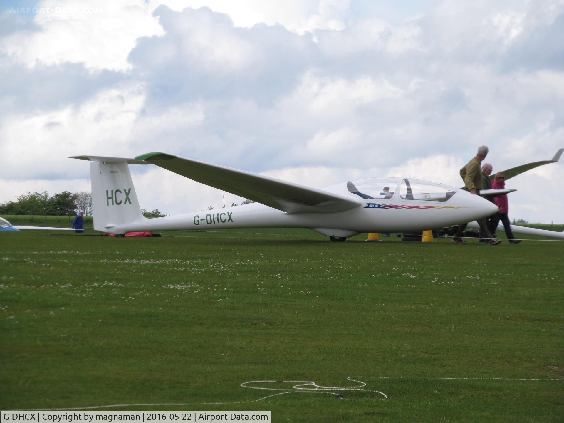G-DHCX, Schleicher ASK-21 C/N 21541, At North Hill awaiting next tow