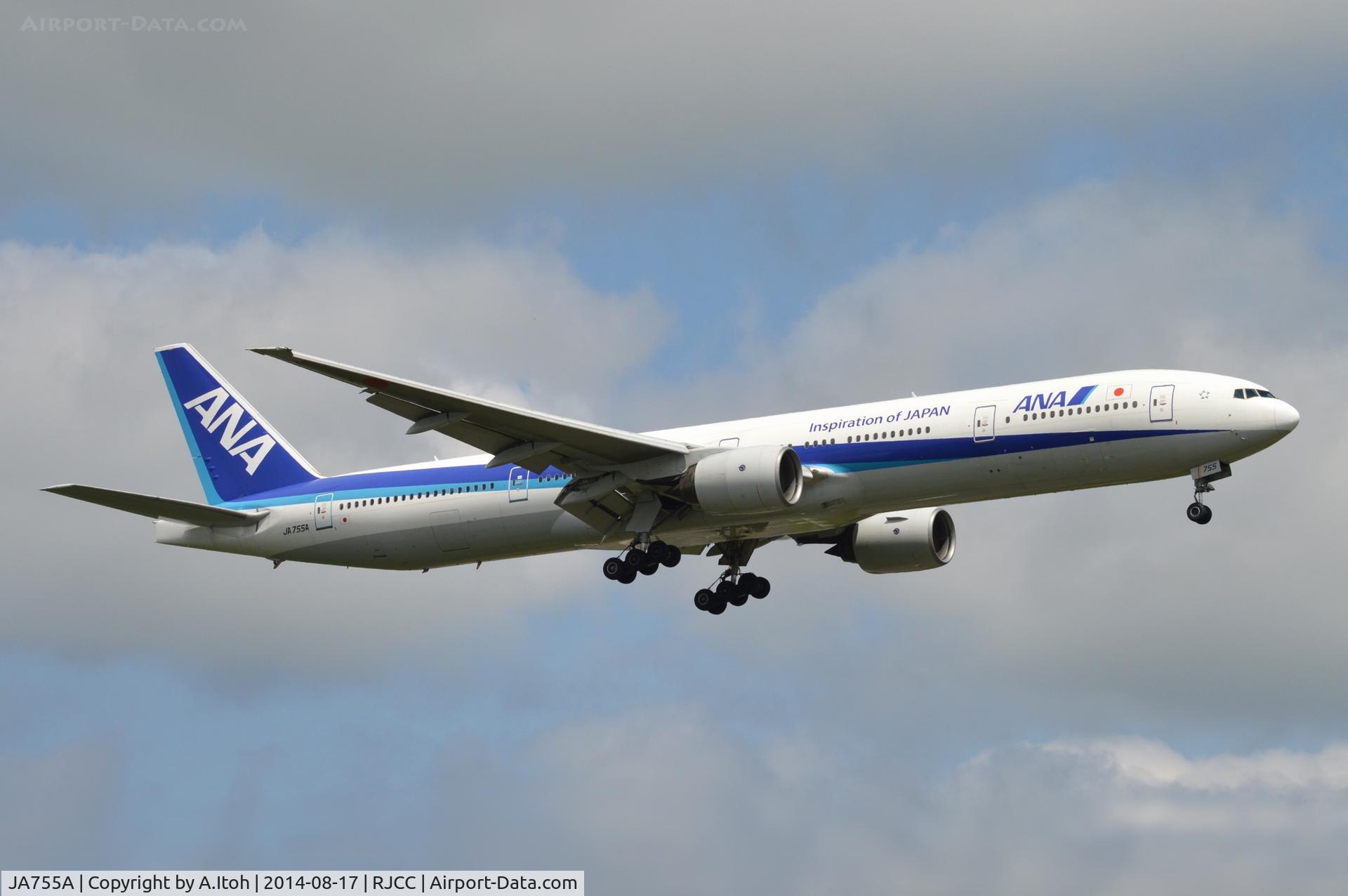 JA755A, 1999 Boeing 777-381 C/N 28275, final approach rwy 19L