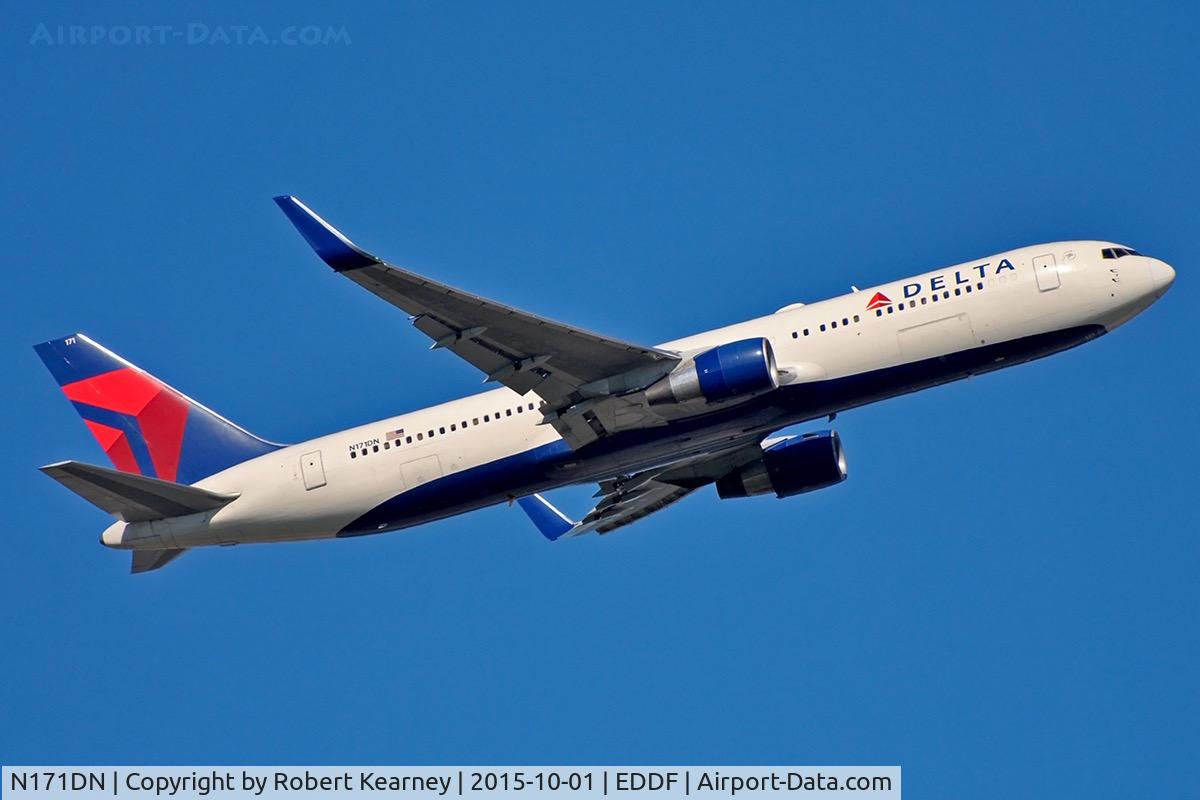 N171DN, 1990 Boeing 767-332 C/N 24759, Climbing out of EDDF