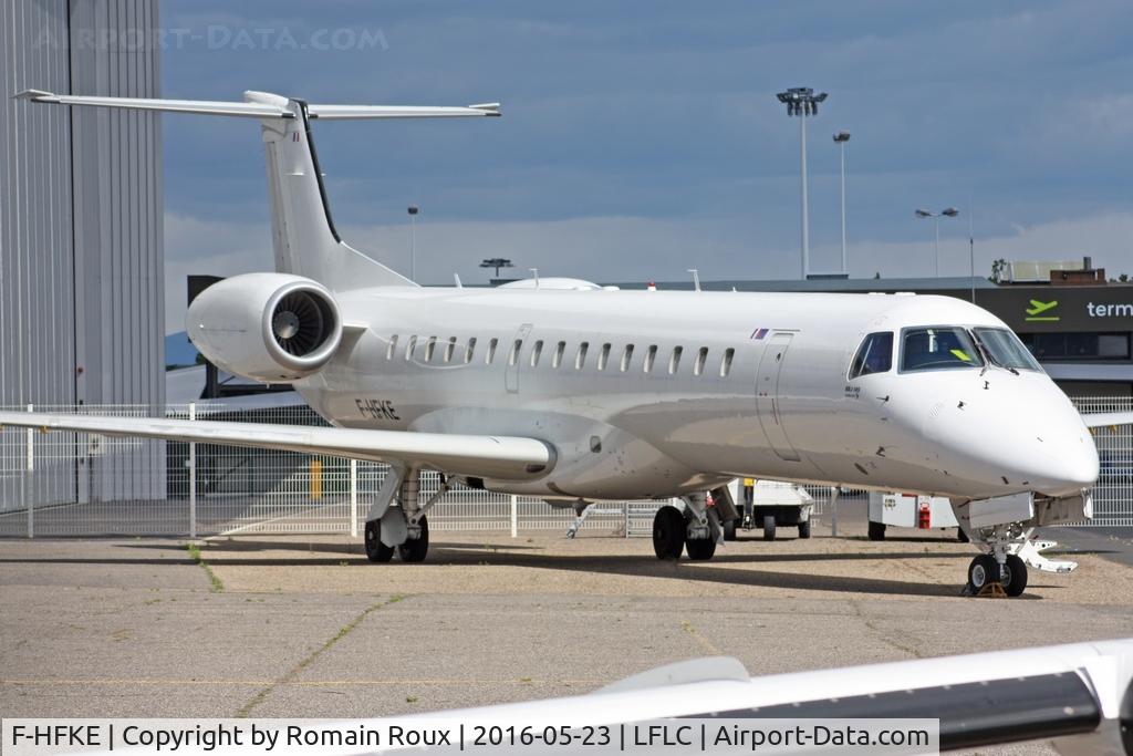 F-HFKE, 2000 Embraer ERJ-145LR (EMB-145LR) C/N 145299, Parked