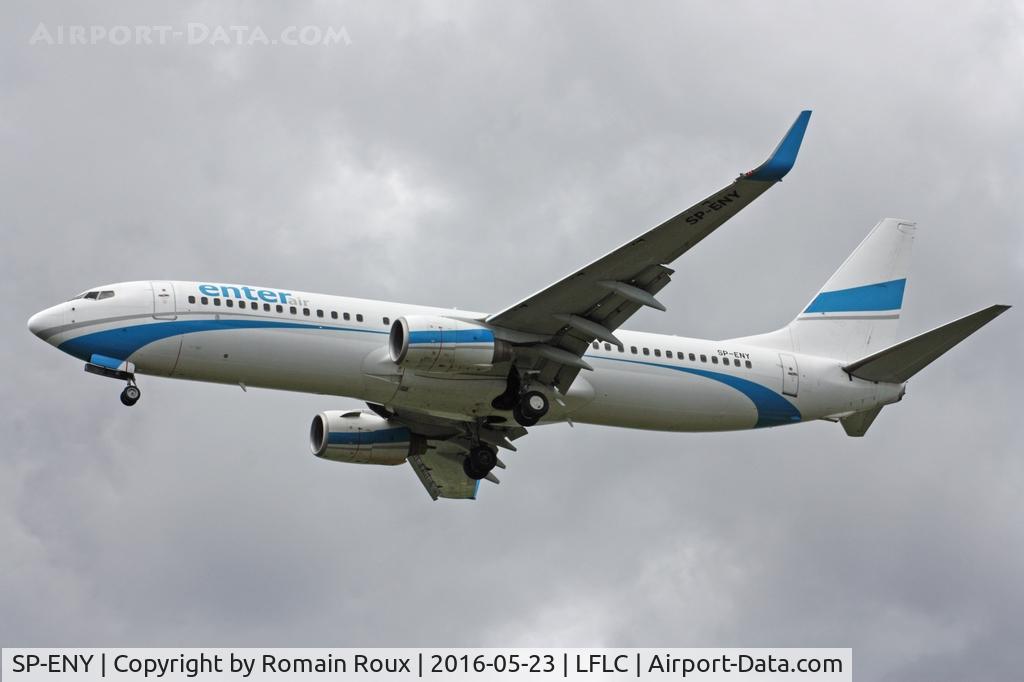 SP-ENY, 1999 Boeing 737-86N C/N 28592, Landing