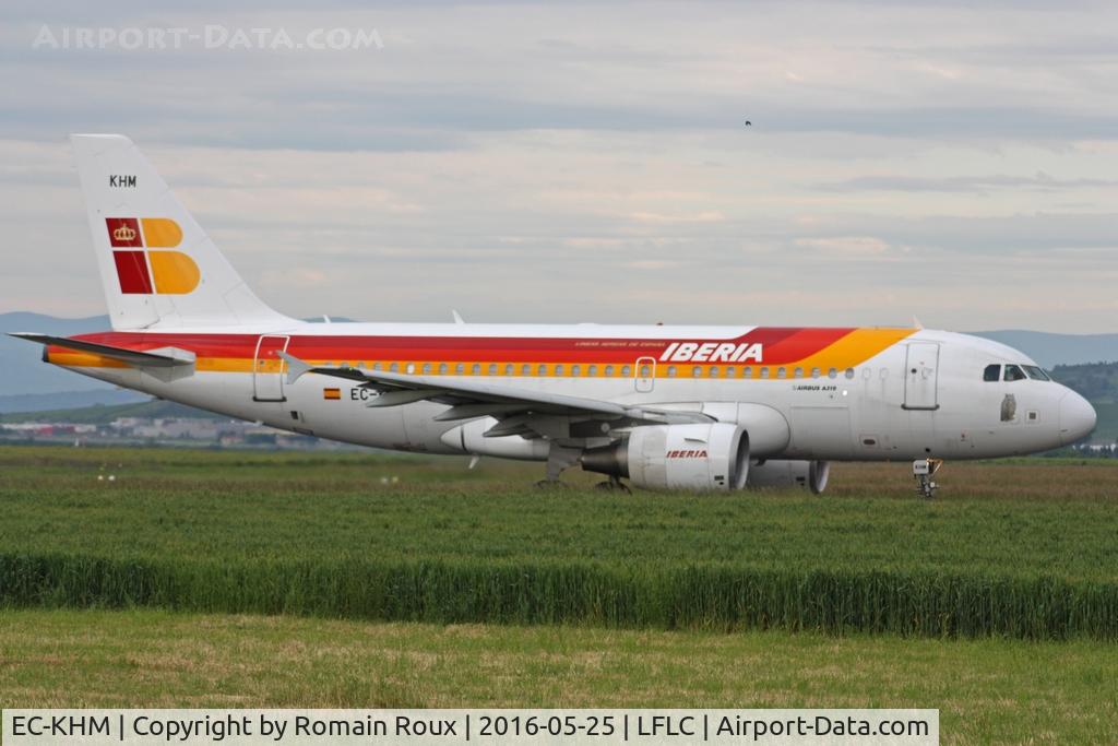 EC-KHM, 2007 Airbus A319-111 C/N 3209, Taxiing to Madrid