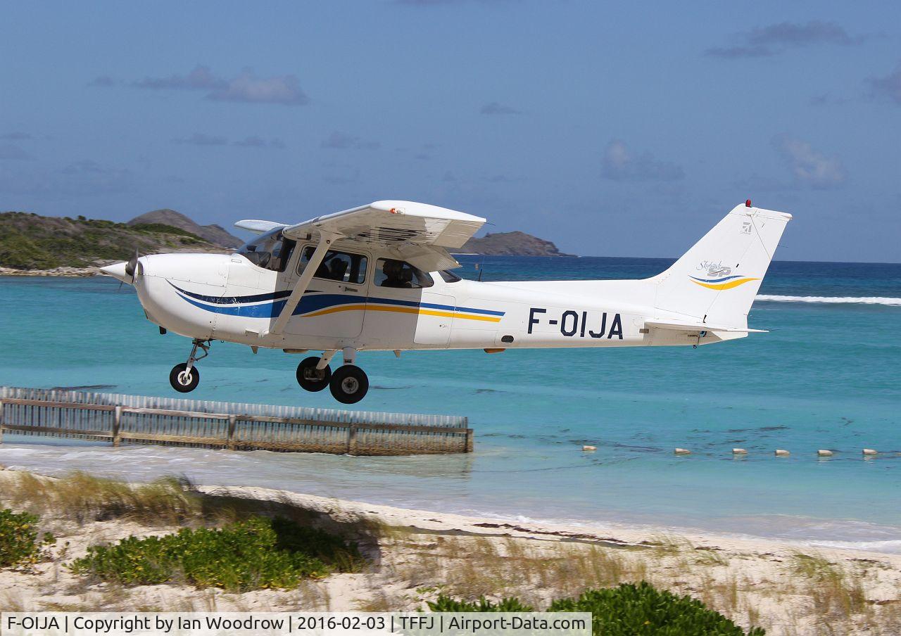 F-OIJA, Cessna 172S Skyhawk SP C/N 172S-8154, Landing on runway 28.