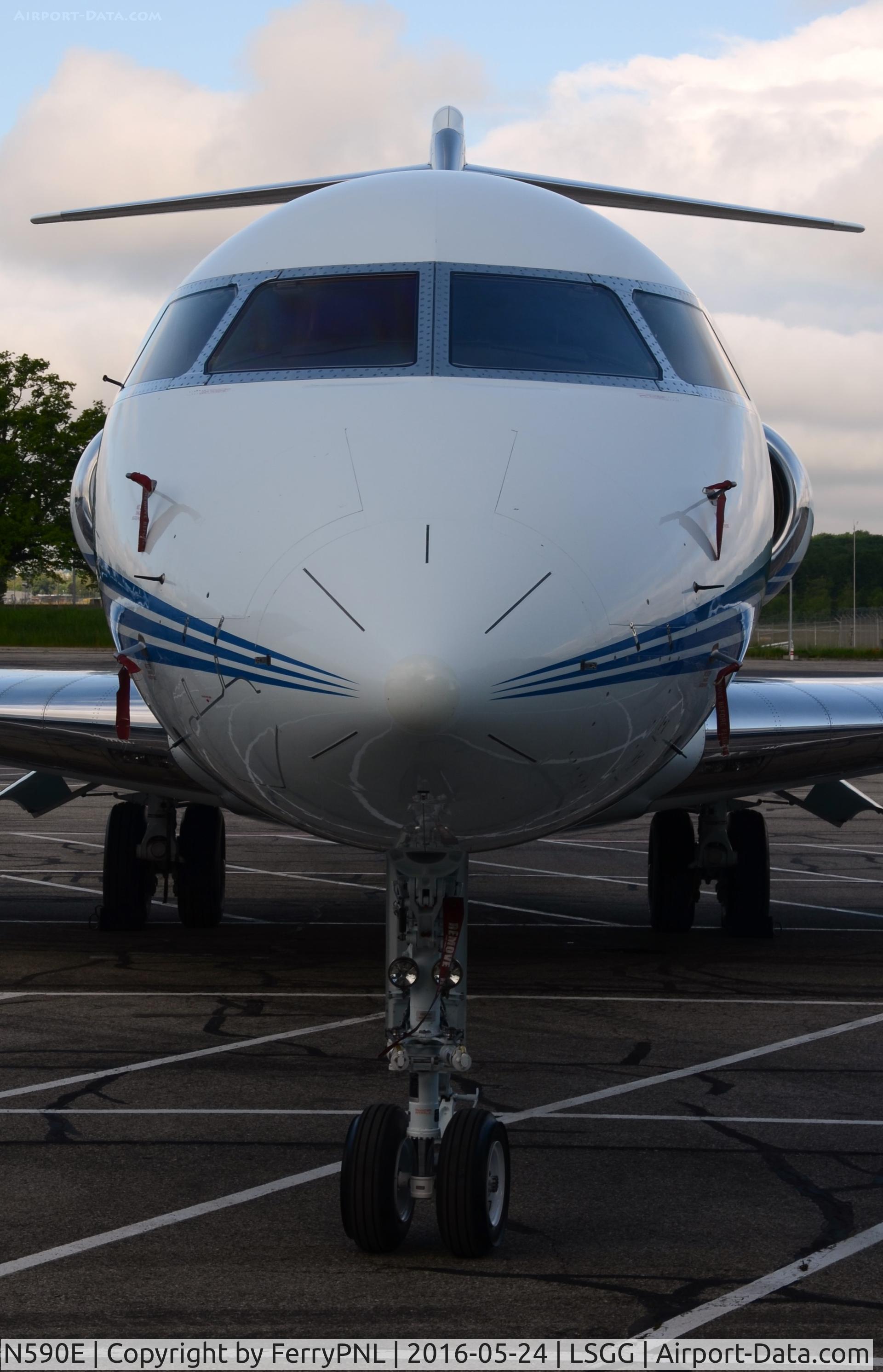 N590E, 2001 Bombardier BD-700-1A10 Global Express C/N 9105, Global Express head on.