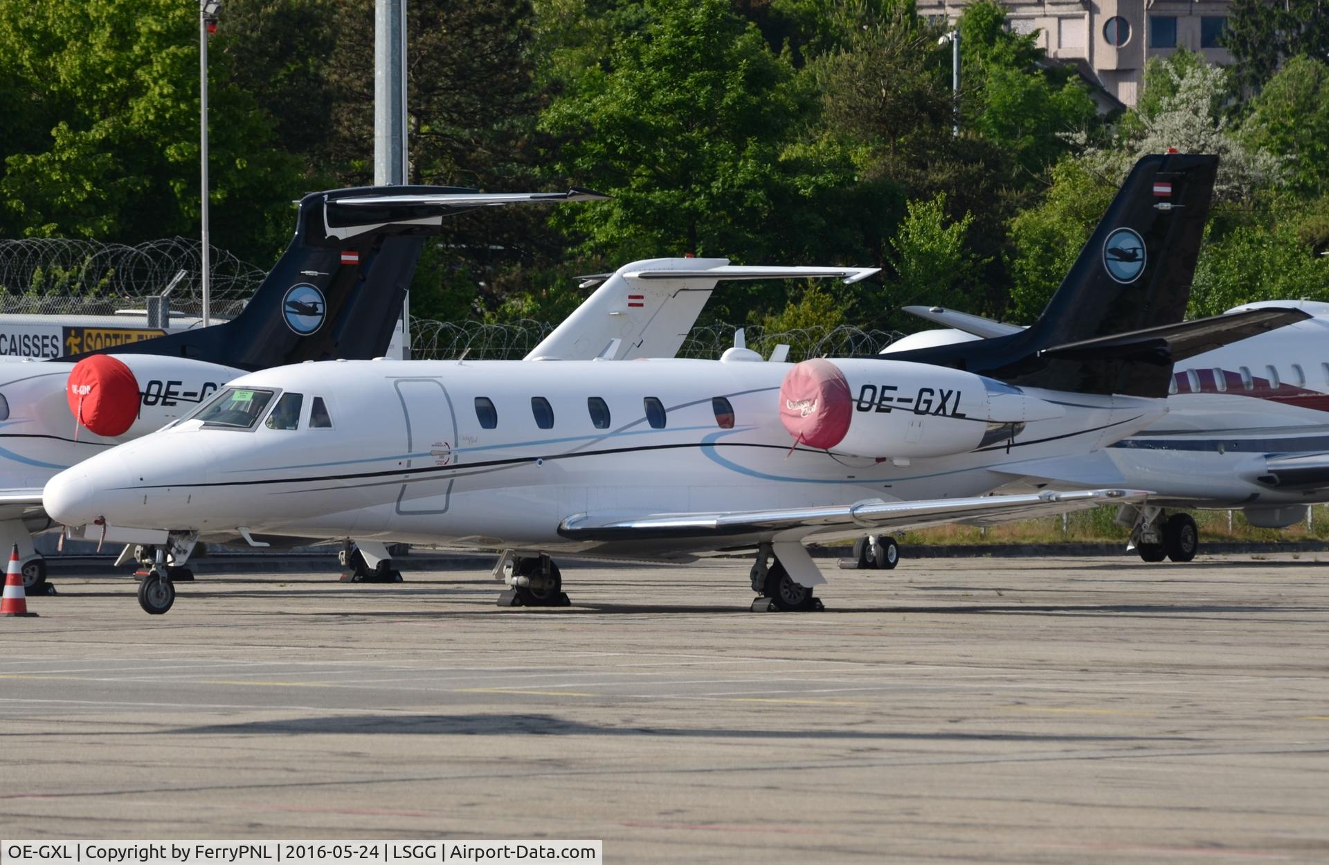 OE-GXL, 2001 Cessna 560XL Citation Excel C/N 560-5154, Excel with shistership Phenom parked next to it in GVA.