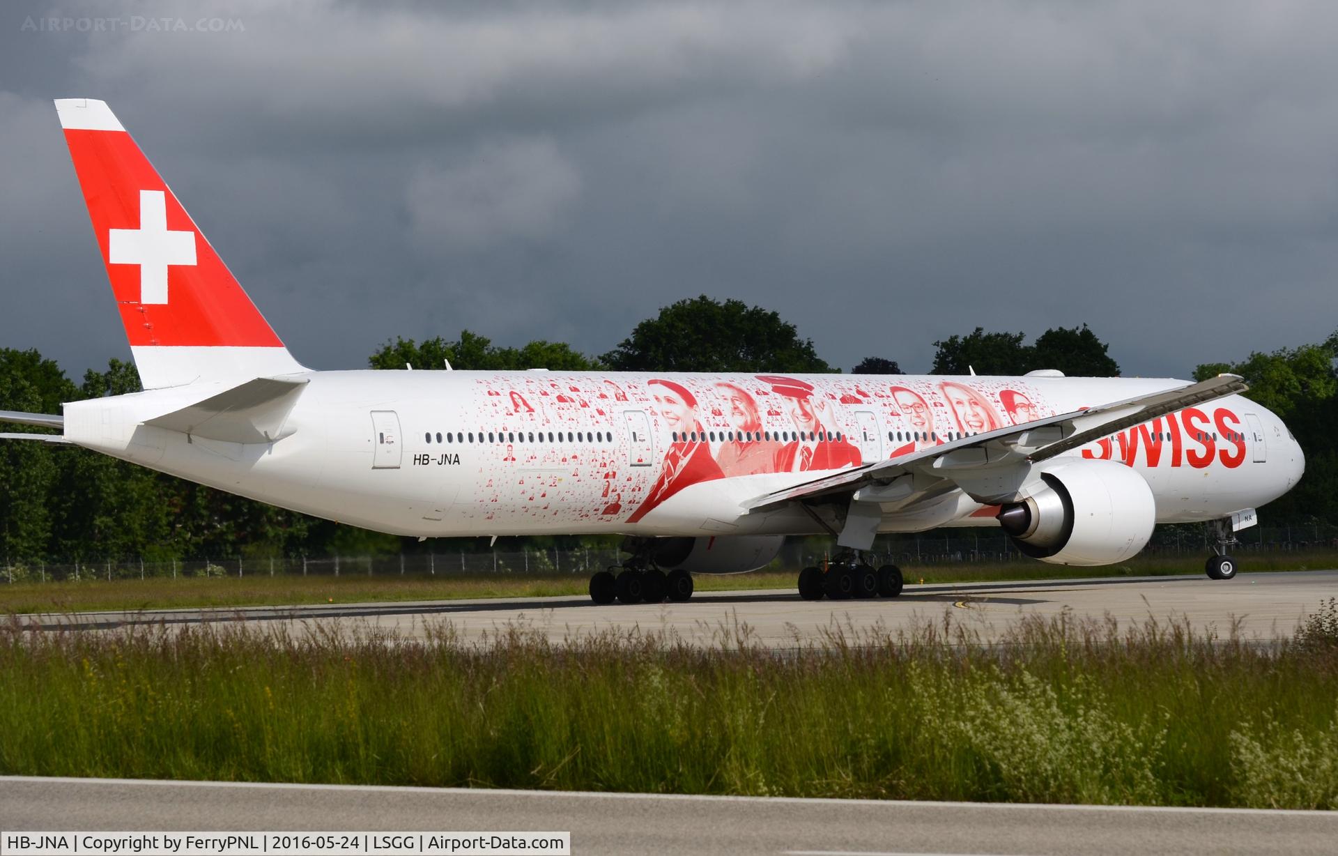HB-JNA, 2015 Boeing 777-3DE/ER C/N 44582, Swiss B773 lining-up.