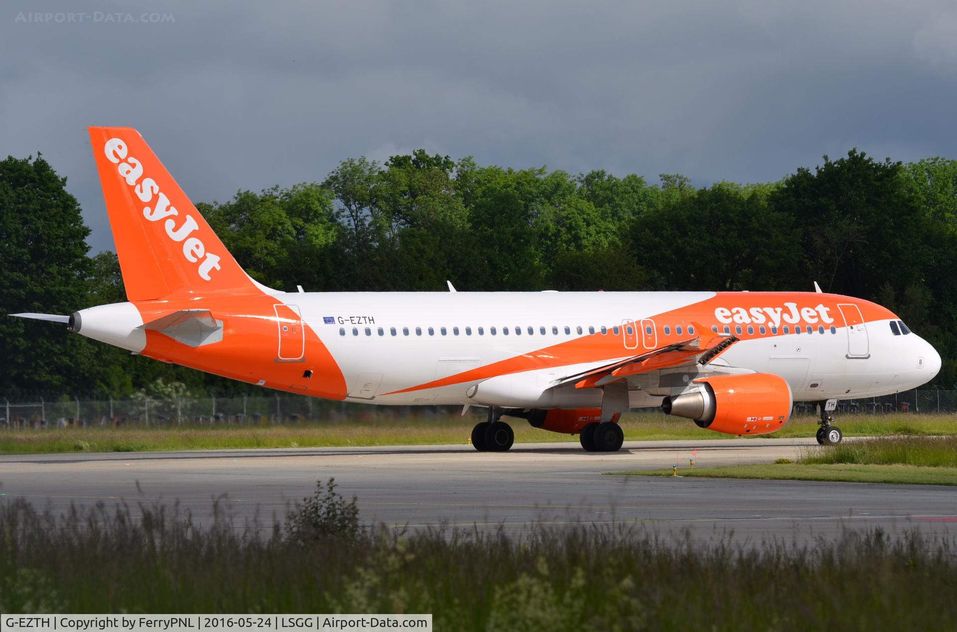 G-EZTH, 2009 Airbus A320-214 C/N 3953, Easyjet A320 lining up