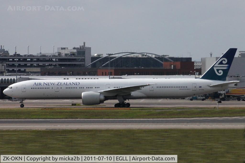 ZK-OKN, 2010 Boeing 777-306/ER C/N 38406, Taxiing