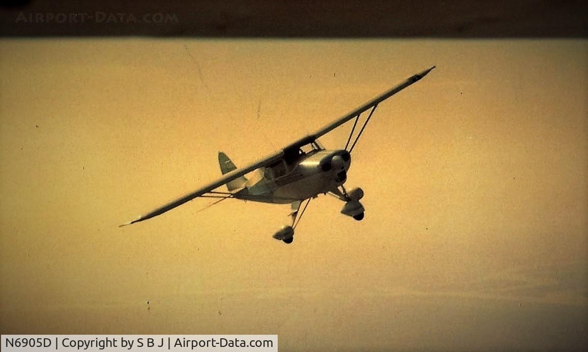 N6905D, 1957 Piper PA-22-150 Tri-Pacer C/N 22-4832, 05D as pilot Mike manoeuvres into position for pictures.