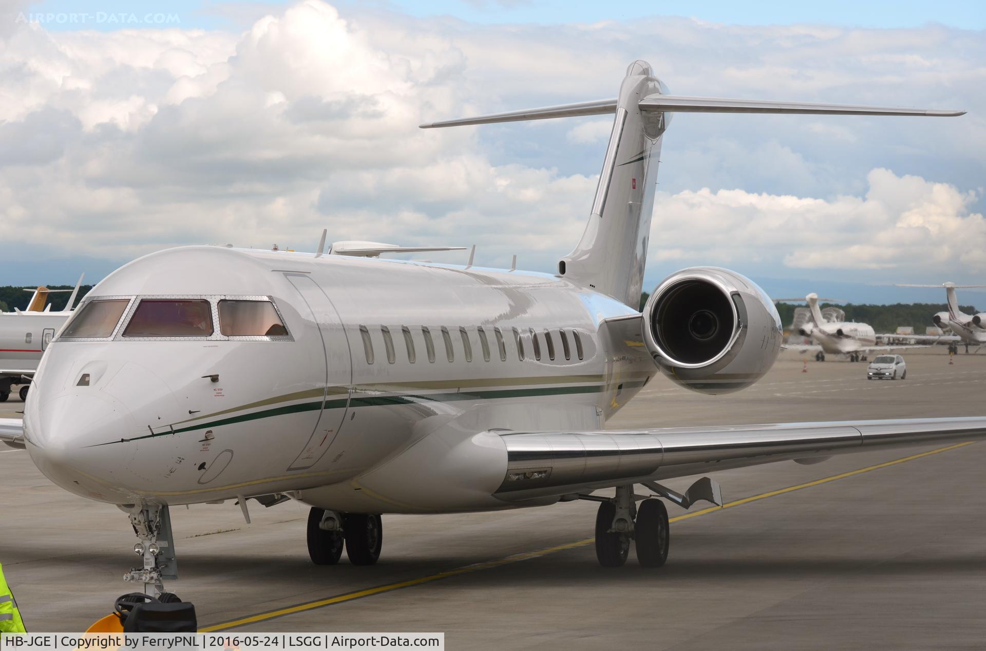 HB-JGE, 2008 Bombardier BD-700-1A10 Global Express C/N 9287, Glex coming to a stop after arrival.